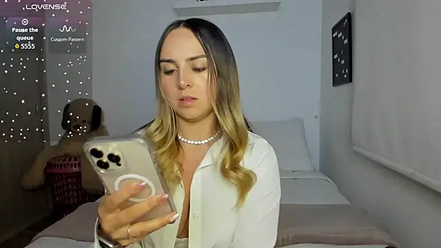 Snapshot of sophi_mooreno chatting on 07-16-26, 02:19 sophi mooreno online show from 07-16-26, 02:19