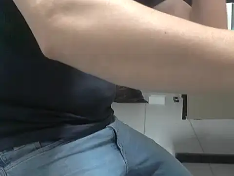 Snapshot of oliveira3tt chatting on 09-18-25, 06:11 oliveira3tt online show from 09-18-25, 06:11