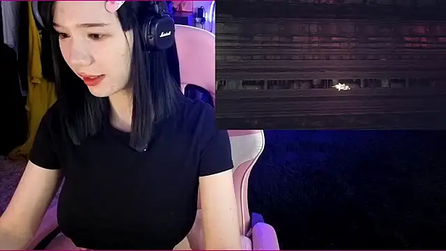 Snapshot of Maya_Viola chatting on 10-13-25, 06:04 Maya Viola online show from 10-13-25, 06:04