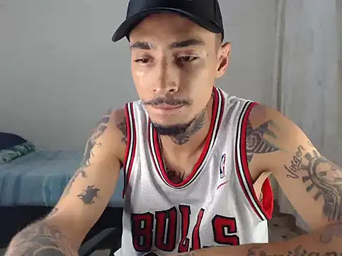Snapshot of emiliano_hottt chatting on 09-29-25, 09:09 emiliano hottt online show from 09-29-25, 09:09