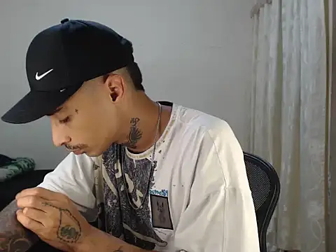 Snapshot of emiliano_hottt chatting on 10-27-25, 12:33 emiliano hottt online show from 10-27-25, 12:33