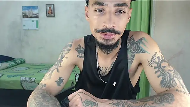 Snapshot of emiliano_hottt chatting on 06-02-26, 01:11 emiliano hottt online show from 06-02-26, 01:11