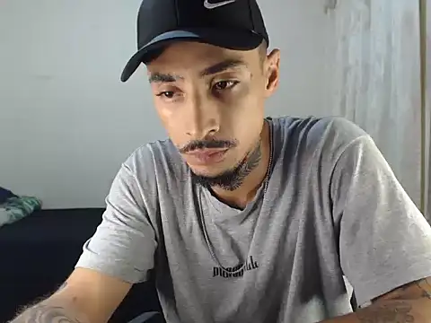 Snapshot of emiliano_hottt chatting on 10-13-25, 04:03 emiliano hottt online show from 10-13-25, 04:03