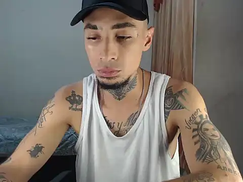 Snapshot of emiliano_hottt chatting on 12-19-24, 05:51 emiliano hottt online show from 12-19-24, 05:51