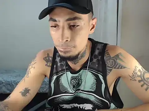 Snapshot of emiliano_hottt chatting on 12-15-24, 04:37 emiliano hottt online show from 12-15-24, 04:37