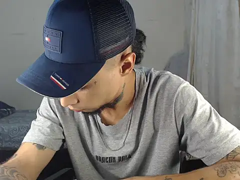 Snapshot of emiliano_hottt chatting on 03-09-25, 03:43 emiliano hottt online show from 03-09-25, 03:43