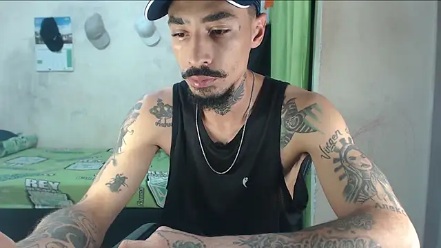 Snapshot of emiliano_hottt chatting on 05-30-26, 01:39 emiliano hottt online show from 05-30-26, 01:39
