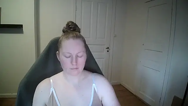 Snapshot of Girlnina-1995 chatting on 02-05-25, 01:44 Girlnina-1995 online show from 02-05-25, 01:44