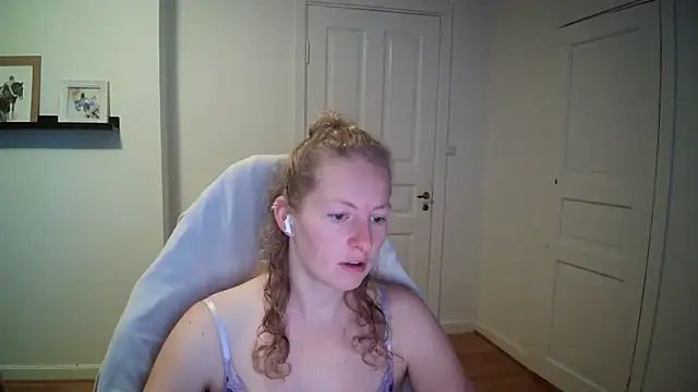 Snapshot of Girlnina-1995 chatting on 09-25-25, 08:09 Girlnina-1995 online show from 09-25-25, 08:09