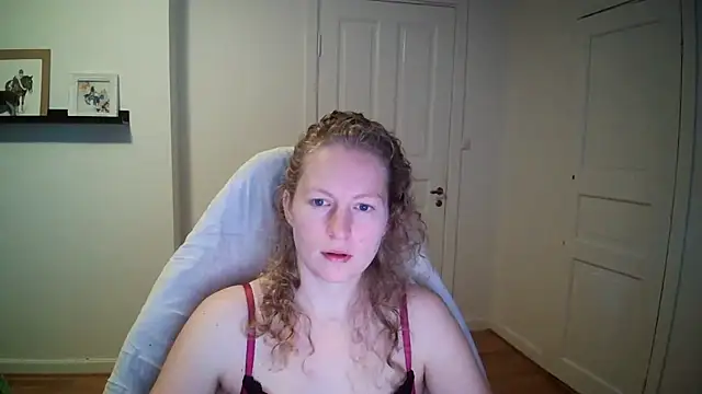 Snapshot of Girlnina-1995 chatting on 10-15-25, 06:54 Girlnina-1995 online show from 10-15-25, 06:54