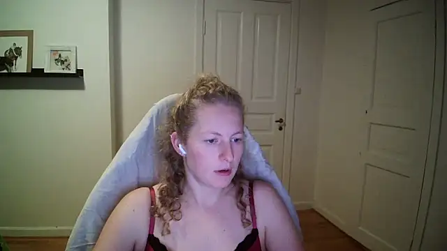 Snapshot of Girlnina-1995 chatting on 10-15-25, 07:11 Girlnina-1995 online show from 10-15-25, 07:11