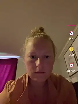 Snapshot of Girlnina-1995 chatting on 06-15-26, 04:28 Girlnina-1995 online show from 06-15-26, 04:28