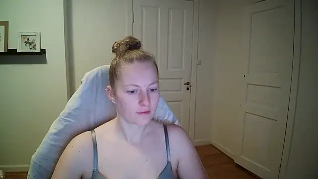 Girlnina-1995 online show from 11-27-25, 10:05