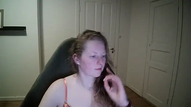 Snapshot of Girlnina-1995 chatting on 03-19-25, 07:06 Girlnina-1995 online show from 03-19-25, 07:06