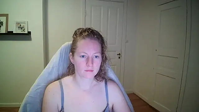 Girlnina-1995 online show from 10-31-25, 07:38