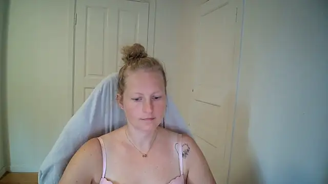 Snapshot of Girlnina-1995 chatting on 07-20-26, 10:33 Girlnina-1995 online show from 07-20-26, 10:33