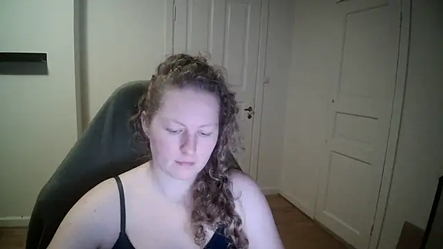 Snapshot of Girlnina-1995 chatting on 02-04-25, 03:47 Girlnina-1995 online show from 02-04-25, 03:47