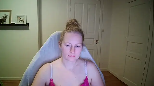 Girlnina-1995 online show from 10-28-25, 10:41