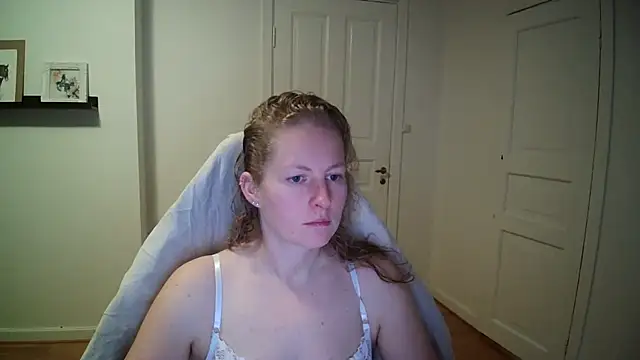 Girlnina-1995 online show from 10-30-25, 09:29