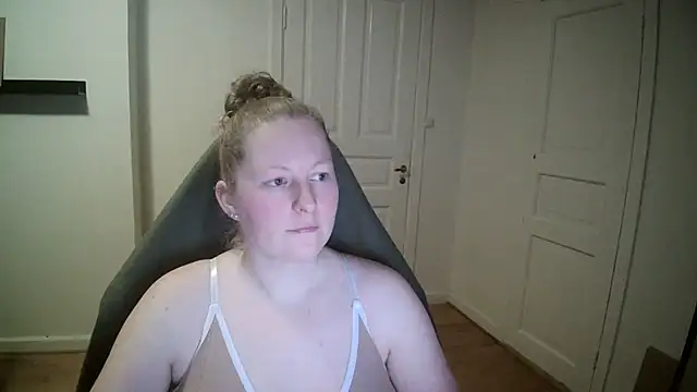 Snapshot of Girlnina-1995 chatting on 02-05-25, 05:09 Girlnina-1995 online show from 02-05-25, 05:09