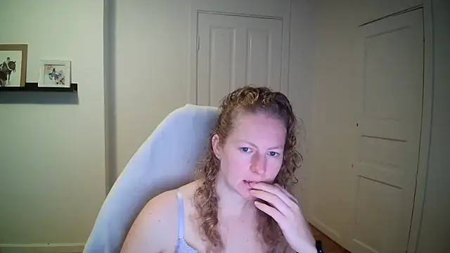 Snapshot of Girlnina-1995 chatting on 10-06-25, 06:58 Girlnina-1995 online show from 10-06-25, 06:58