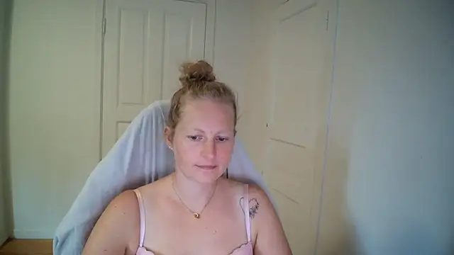 Snapshot of Girlnina-1995 chatting on 07-20-26, 10:39 Girlnina-1995 online show from 07-20-26, 10:39