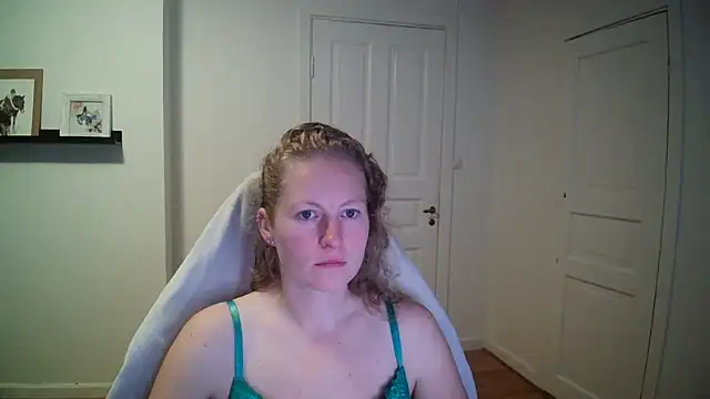 Snapshot of Girlnina-1995 chatting on 09-18-25, 07:44 Girlnina-1995 online show from 09-18-25, 07:44