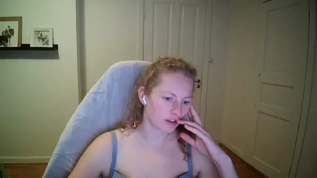Snapshot of Girlnina-1995 chatting on 10-14-25, 11:00 Girlnina-1995 online show from 10-14-25, 11:00