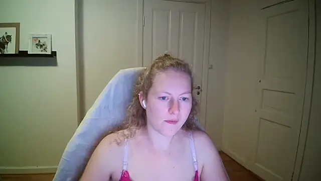 Snapshot of Girlnina-1995 chatting on 10-13-25, 08:21 Girlnina-1995 online show from 10-13-25, 08:21