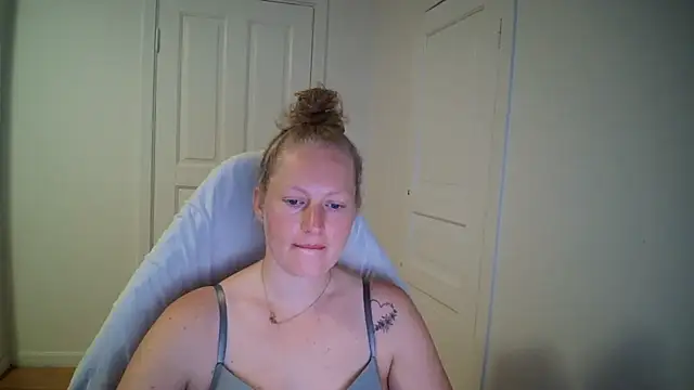 Snapshot of Girlnina-1995 chatting on 07-14-26, 06:07 Girlnina-1995 online show from 07-14-26, 06:07