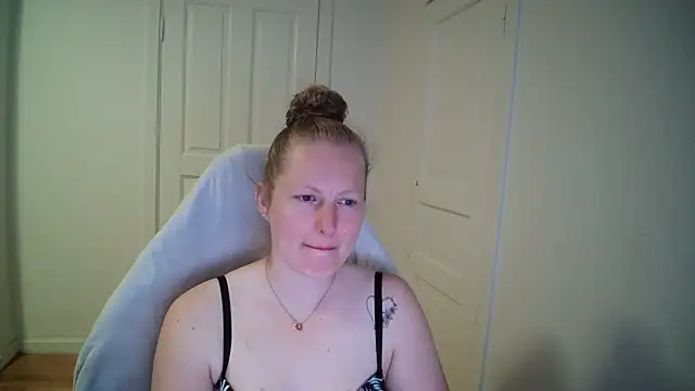 Girlnina-1995 online show from 05-18-26, 08:30