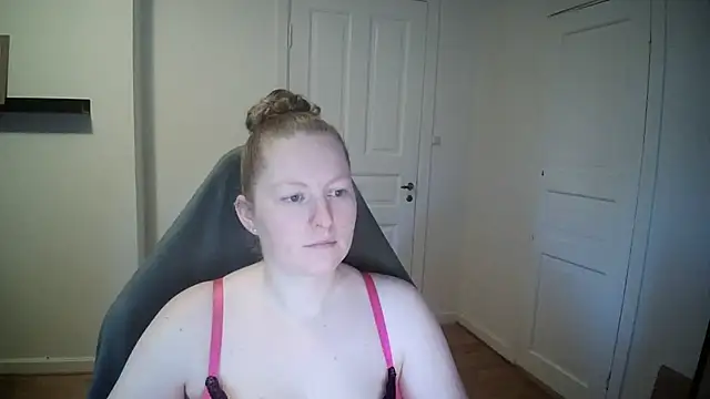 Snapshot of Girlnina-1995 chatting on 02-06-25, 10:14 Girlnina-1995 online show from 02-06-25, 10:14