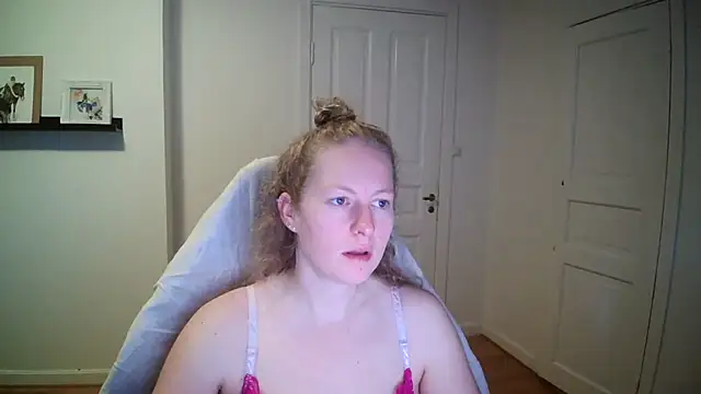 Snapshot of Girlnina-1995 chatting on 10-13-25, 07:10 Girlnina-1995 online show from 10-13-25, 07:10