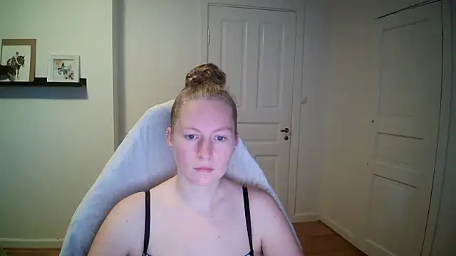 Snapshot of Girlnina-1995 chatting on 10-16-25, 07:38 Girlnina-1995 online show from 10-16-25, 07:38