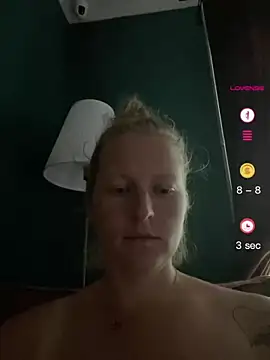 Snapshot of Girlnina-1995 chatting on 06-24-26, 06:50 Girlnina-1995 online show from 06-24-26, 06:50