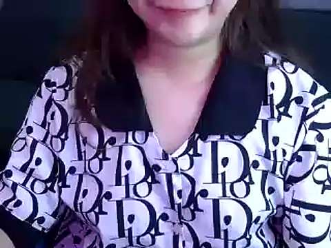 Snapshot of Bee_2k chatting on 05-13-26, 04:30 Bee 2k online show from 05-13-26, 04:30