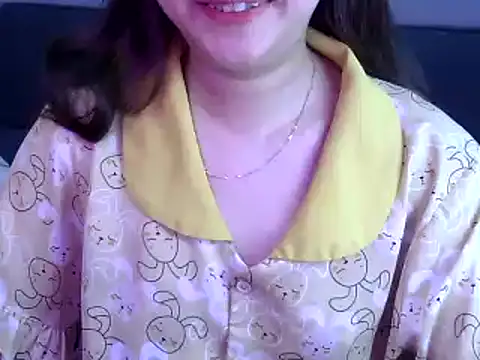 Snapshot of Bee_2k chatting on 04-25-26, 04:15 Bee 2k online show from 04-25-26, 04:15