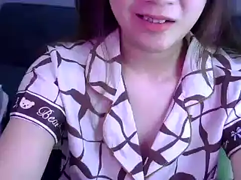 Snapshot of Bee_2k chatting on 05-29-26, 04:29 Bee 2k online show from 05-29-26, 04:29