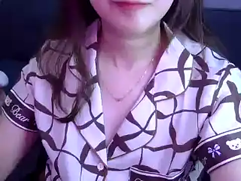 Snapshot of Bee_2k chatting on 04-21-26, 04:19 Bee 2k online show from 04-21-26, 04:19