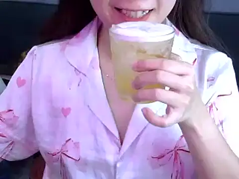 Snapshot of Bee_2k chatting on 04-18-26, 04:37 Bee 2k online show from 04-18-26, 04:37