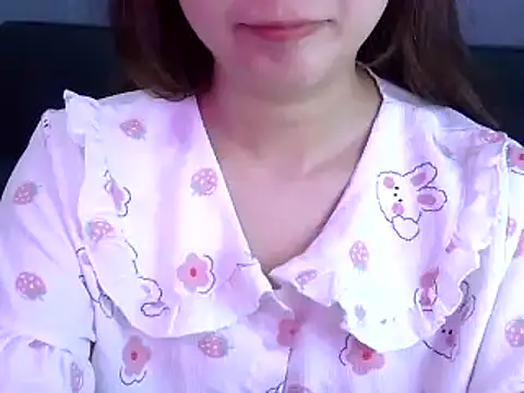 Snapshot of Bee_2k chatting on 05-18-26, 04:29 Bee 2k online show from 05-18-26, 04:29