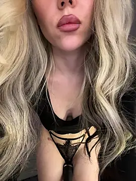 Snapshot of xDinnax chatting on 04-15-26, 07:58 xDinnax online show from 04-15-26, 07:58