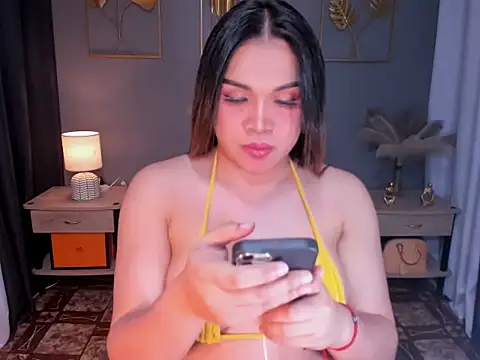 Snapshot of MaxeneCullens chatting on 03-14-25, 03:48 MaxeneCullens online show from 03-14-25, 03:48