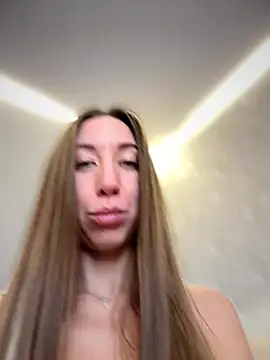 Snapshot of EvaCatt chatting on 10-18-25, 02:35 EvaCatt online show from 10-18-25, 02:35
