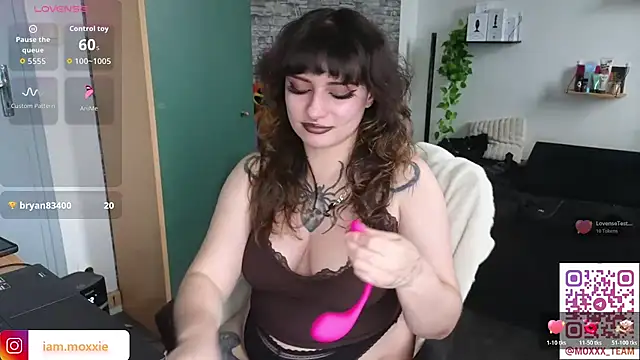 Moxxxie online show from 10-24-25, 03:55