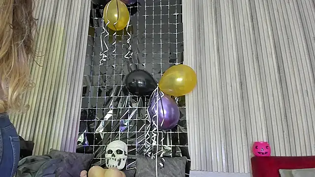 Snapshot of BriannaChelsea chatting on 10-31-25, 12:13 BriannaChelsea online show from 10-31-25, 12:13