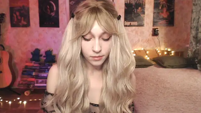 Snapshot of Friendly_Ellie chatting on 01-11-25, 12:12 Friendly Ellie online show from 01-11-25, 12:12