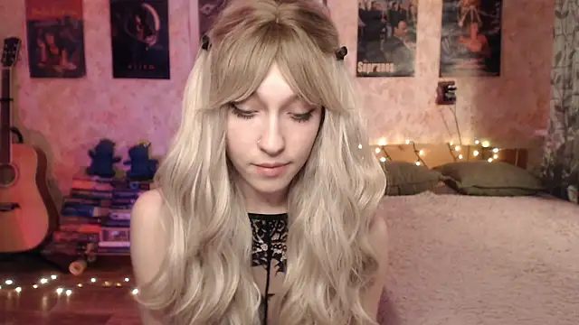Snapshot of Friendly_Ellie chatting on 01-14-25, 01:49 Friendly Ellie online show from 01-14-25, 01:49
