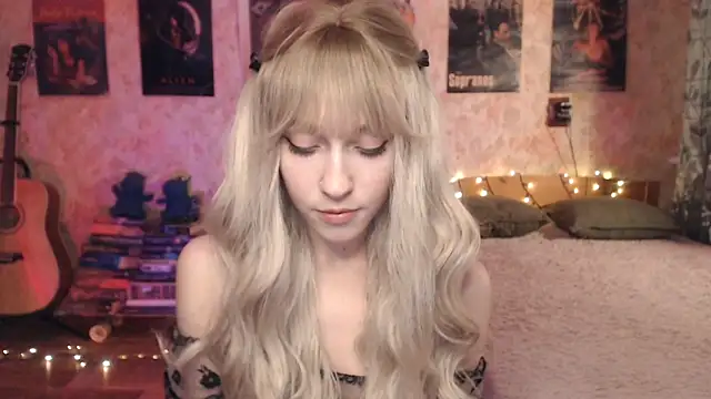 Snapshot of Friendly_Ellie chatting on 01-16-25, 12:09 Friendly Ellie online show from 01-16-25, 12:09