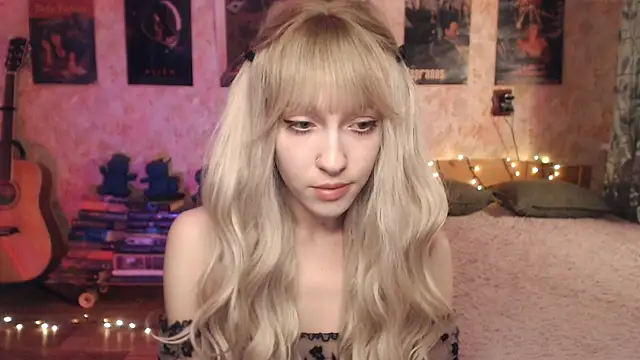 Snapshot of Friendly_Ellie chatting on 01-17-25, 12:10 Friendly Ellie online show from 01-17-25, 12:10